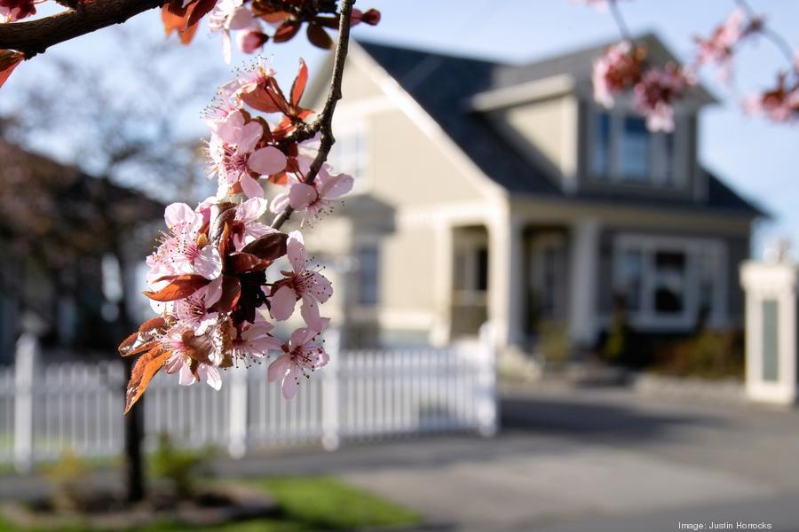 Housing market shifts to favor buyers — but they're not buying Housing market shifts to favor buyers — but they're not buying